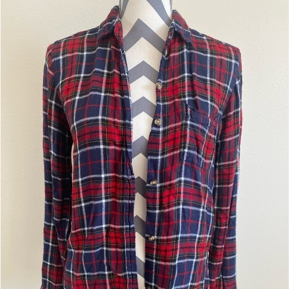 American Eagle Outfitters Tops - Women’s American eagle boyfriend fit button up plaid‎ flannel size extra small